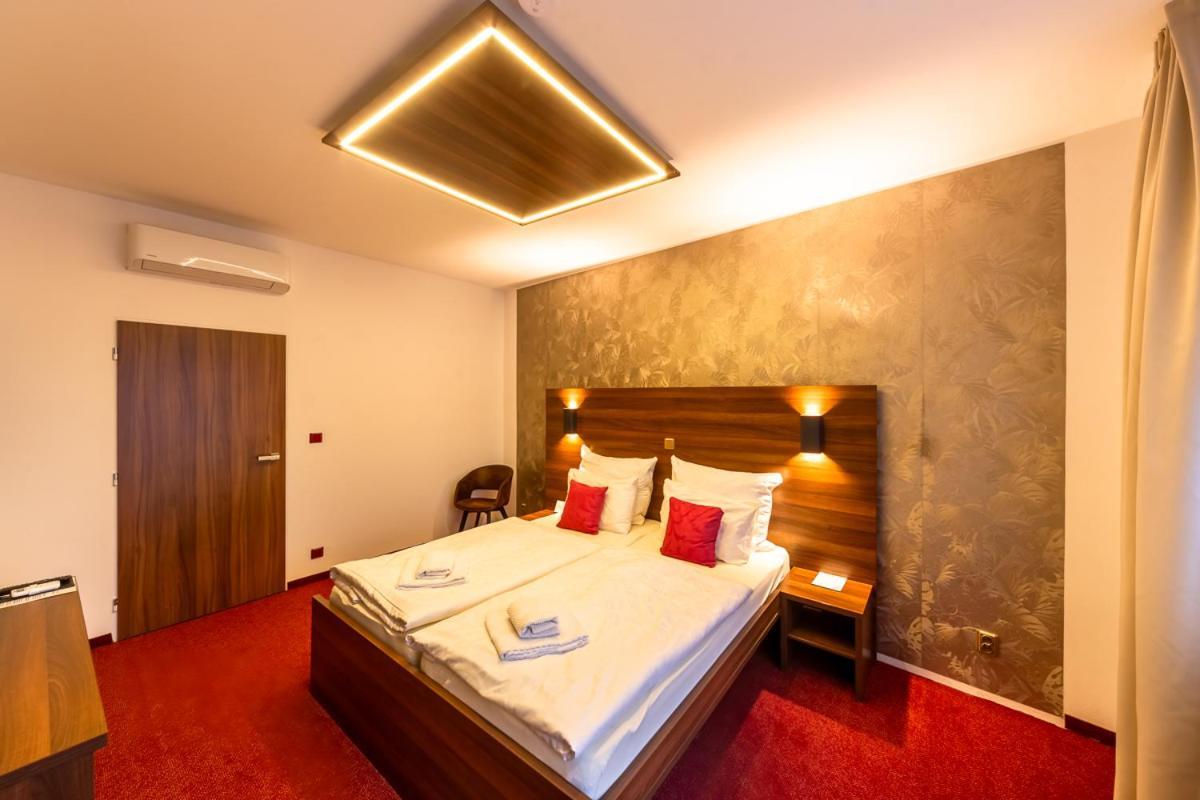 Bohemia Inn Hotel トゥルノフ エクステリア 写真