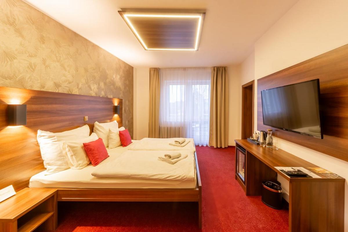 Bohemia Inn Hotel トゥルノフ エクステリア 写真